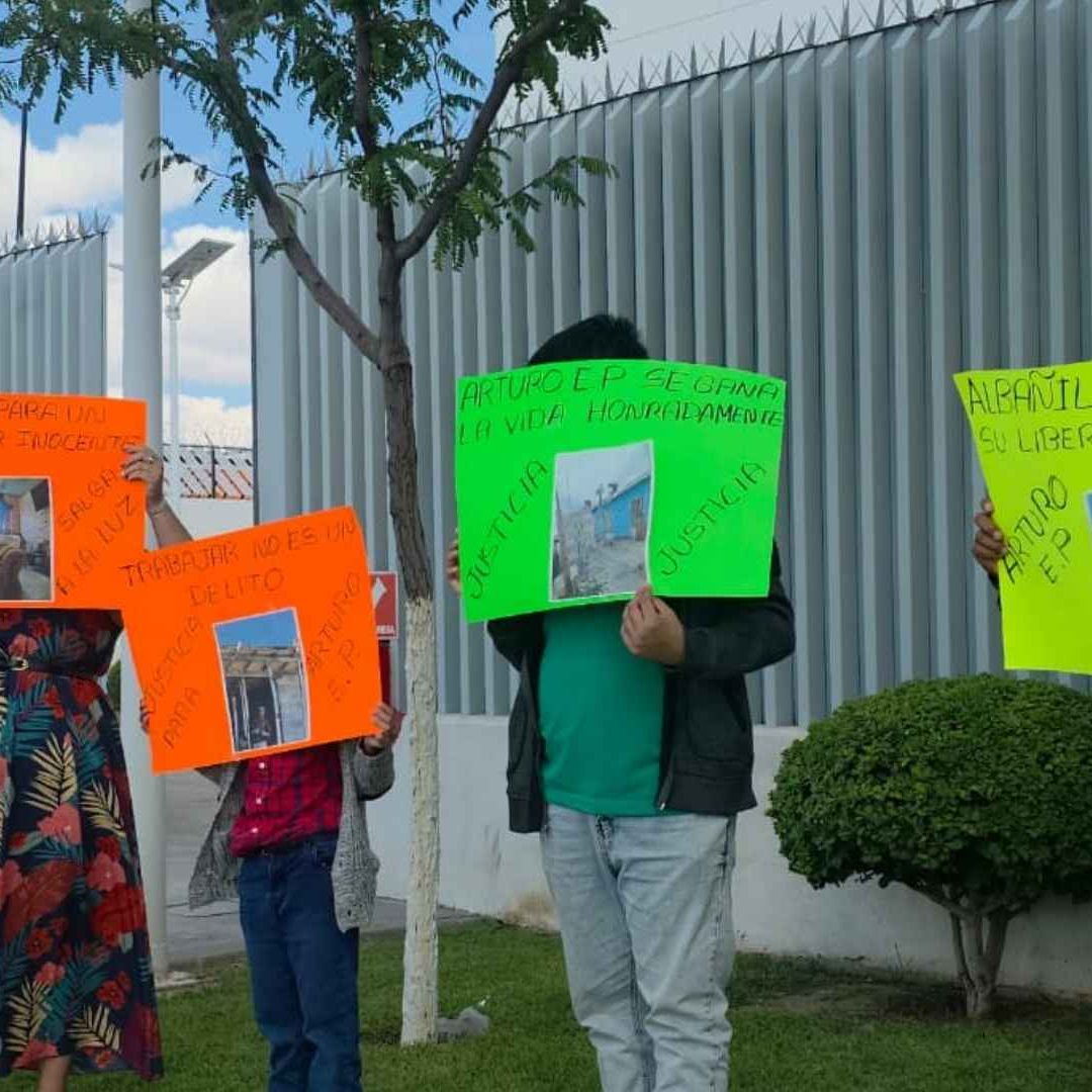 Familiares exigen justicia para hombre detenido